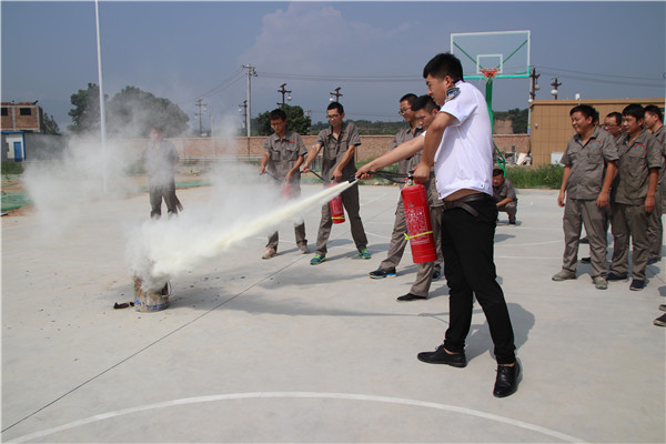 安全是員工的生命線 員工是安全的負責(zé)人 ——中陜核鉬業(yè)有限公司開展消防應(yīng)急知識培訓(xùn)及演習(xí)活動